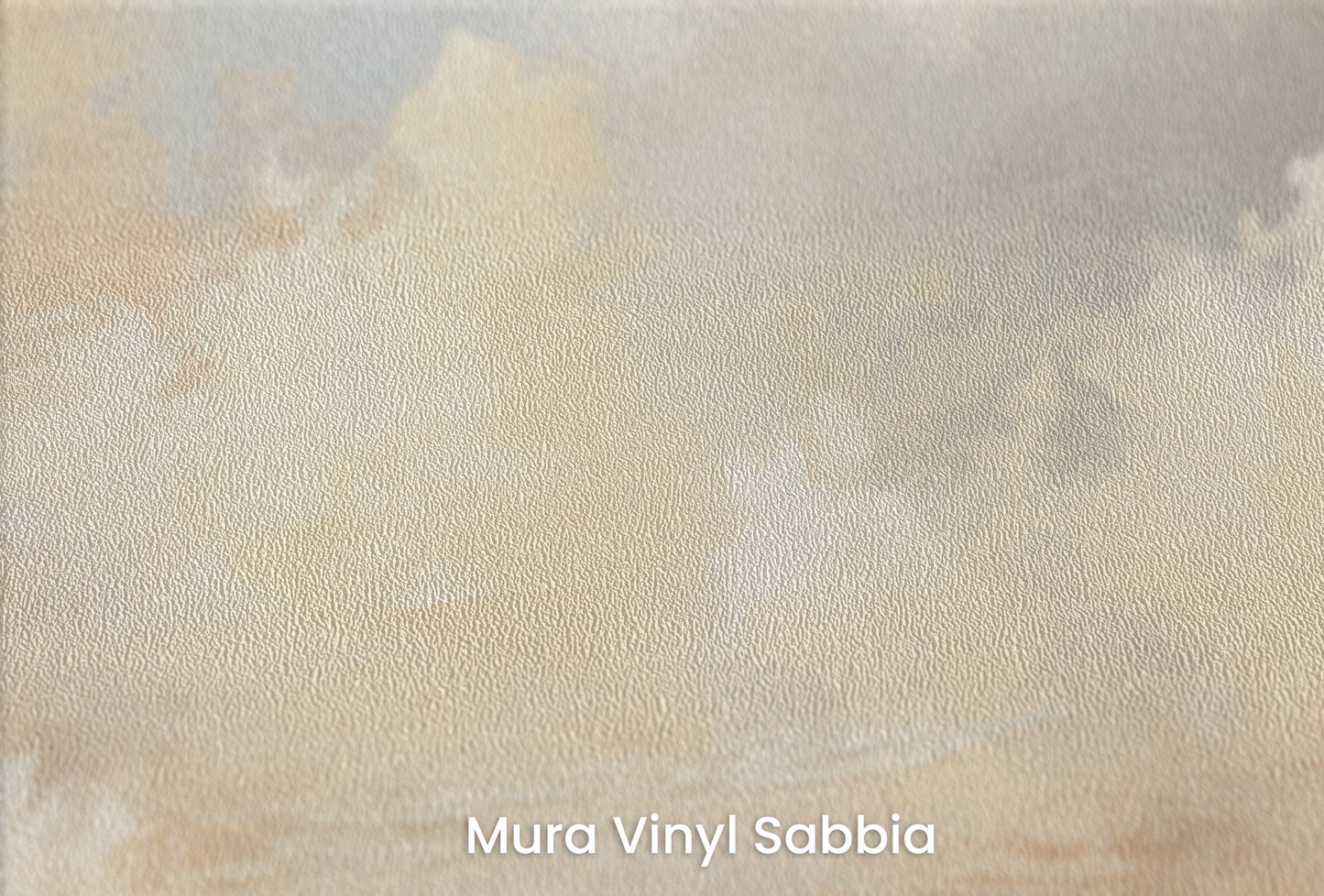 Zbliżenie na artystyczną fototapetę o nazwie GOLDEN HORIZON HAZE na podłożu Mura Vinyl Sabbia struktura grubego ziarna piasku.