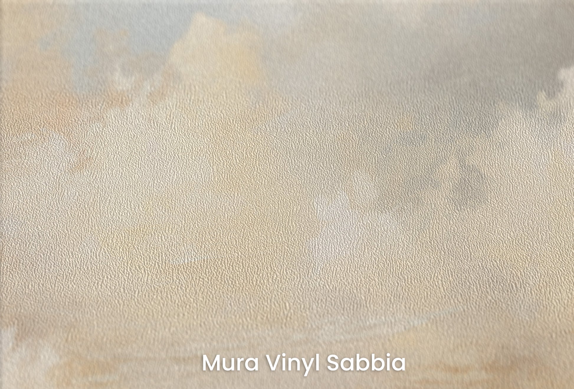 Zbliżenie na artystyczną fototapetę o nazwie GOLDEN HORIZON HAZE na podłożu Mura Vinyl Sabbia struktura grubego ziarna piasku.