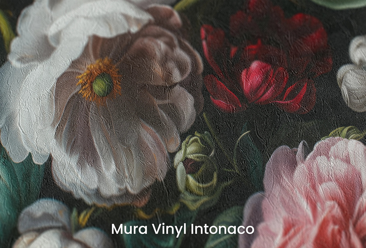 Zbliżenie na artystyczną fototapetę o nazwie Midnight Floral Drama na podłożu Mura Vinyl Intonaco - struktura tartego tynku.