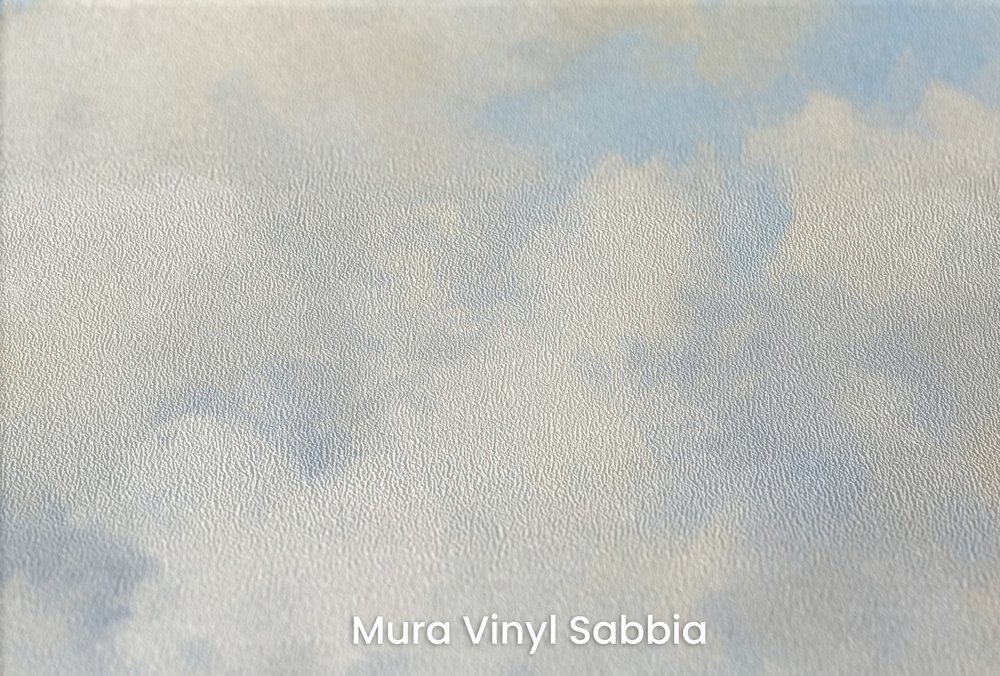 Zbliżenie na artystyczną fototapetę o nazwie CUMULUS DANCE ALOFT na podłożu Mura Vinyl Sabbia struktura grubego ziarna piasku.