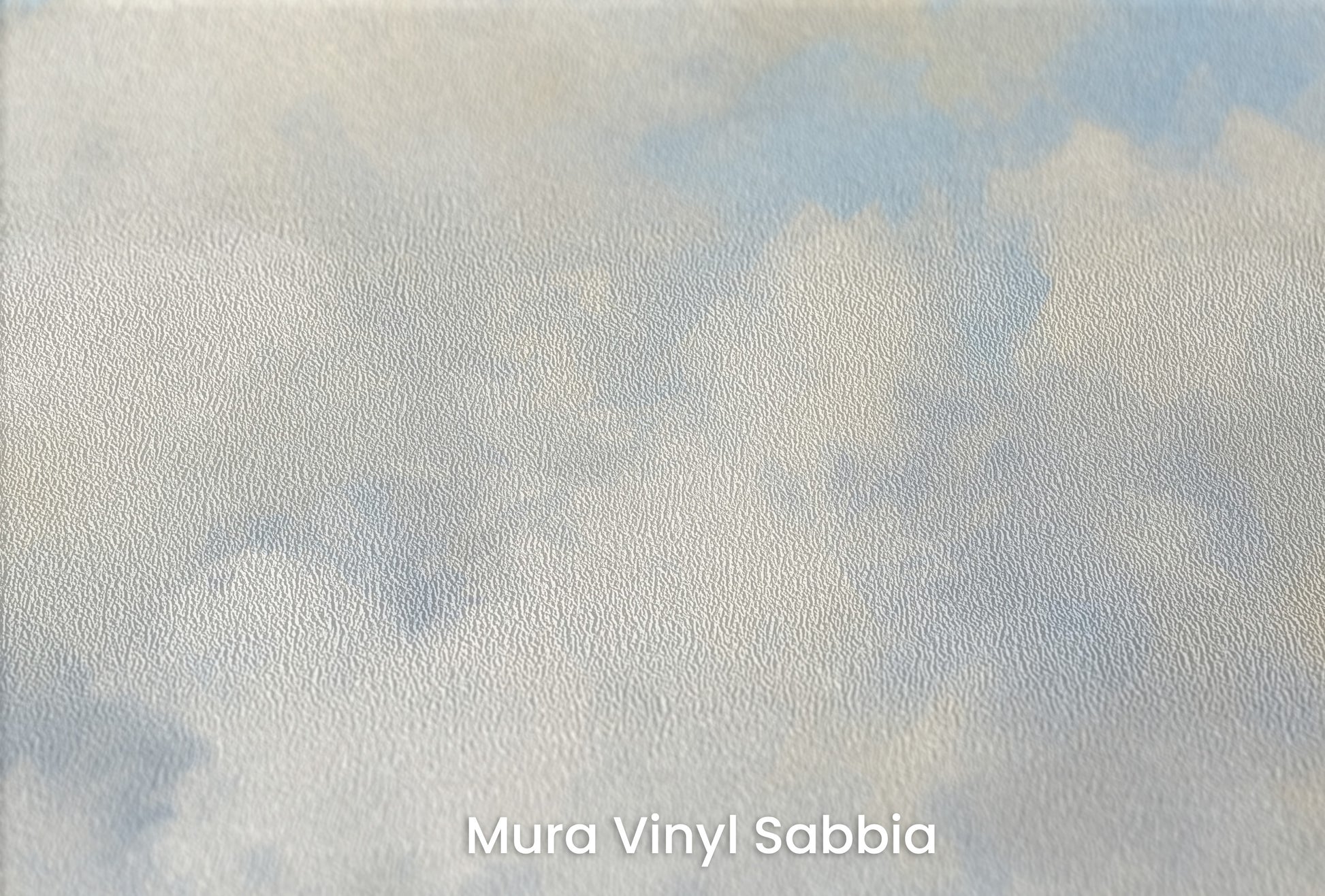 Zbliżenie na artystyczną fototapetę o nazwie CUMULUS DANCE ALOFT na podłożu Mura Vinyl Sabbia struktura grubego ziarna piasku.