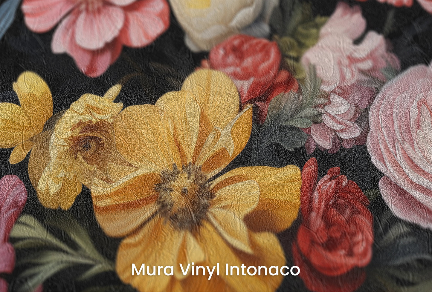 Zbliżenie na artystyczną fototapetę o nazwie Floral Renaissance na podłożu Mura Vinyl Intonaco - struktura tartego tynku.