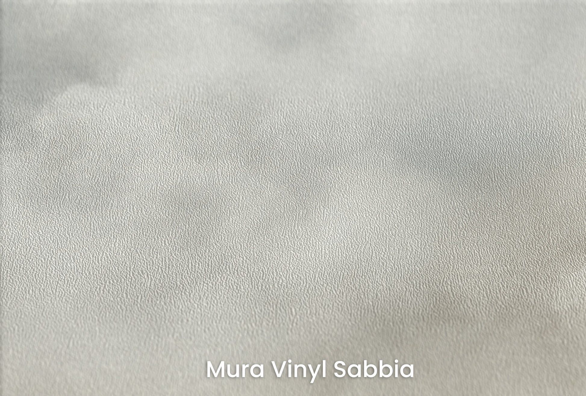 Zbliżenie na artystyczną fototapetę o nazwie SOFT EMINENCE CLOUDSCAPE na podłożu Mura Vinyl Sabbia struktura grubego ziarna piasku.