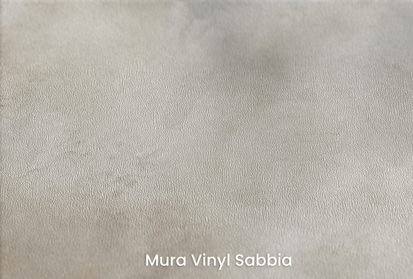 Zbliżenie na artystyczną fototapetę o nazwie MONOCHROME CLOUD MAJESTY na podłożu Mura Vinyl Sabbia struktura grubego ziarna piasku.