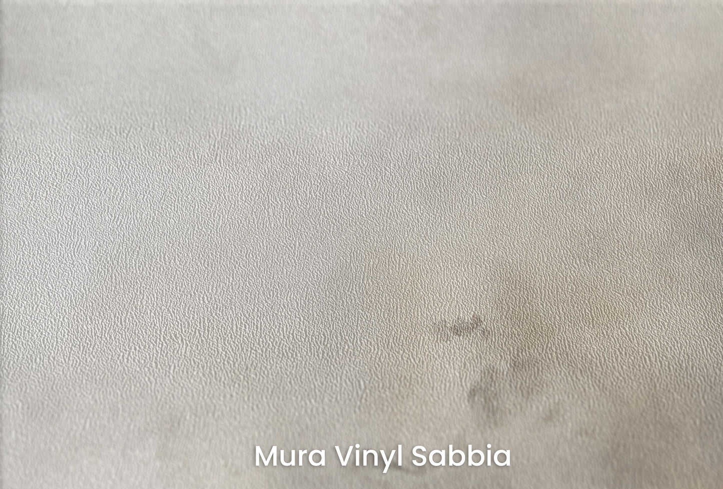 Zbliżenie na artystyczną fototapetę o nazwie MISTY AETHER SWIRLS na podłożu Mura Vinyl Sabbia struktura grubego ziarna piasku.