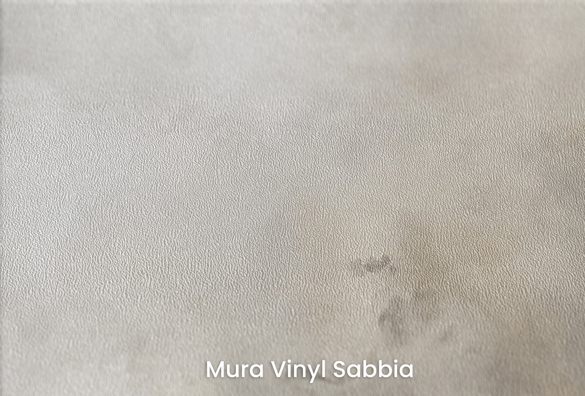 Zbliżenie na artystyczną fototapetę o nazwie MISTY AETHER SWIRLS na podłożu Mura Vinyl Sabbia struktura grubego ziarna piasku.