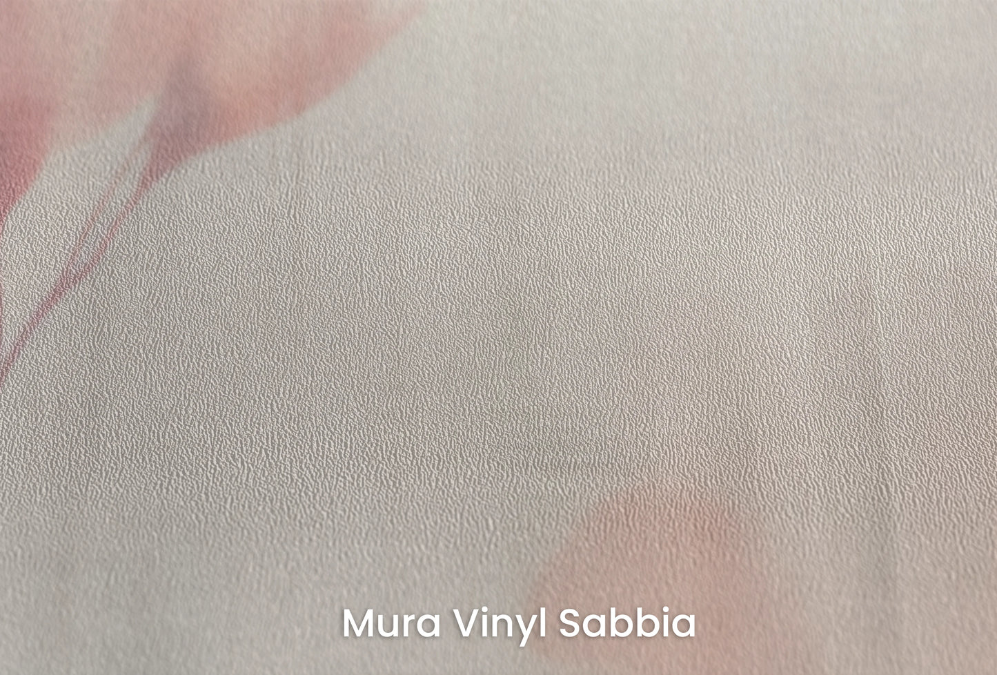 Zbliżenie na artystyczną fototapetę o nazwie Floral Whisper na podłożu Mura Vinyl Sabbia struktura grubego ziarna piasku.
