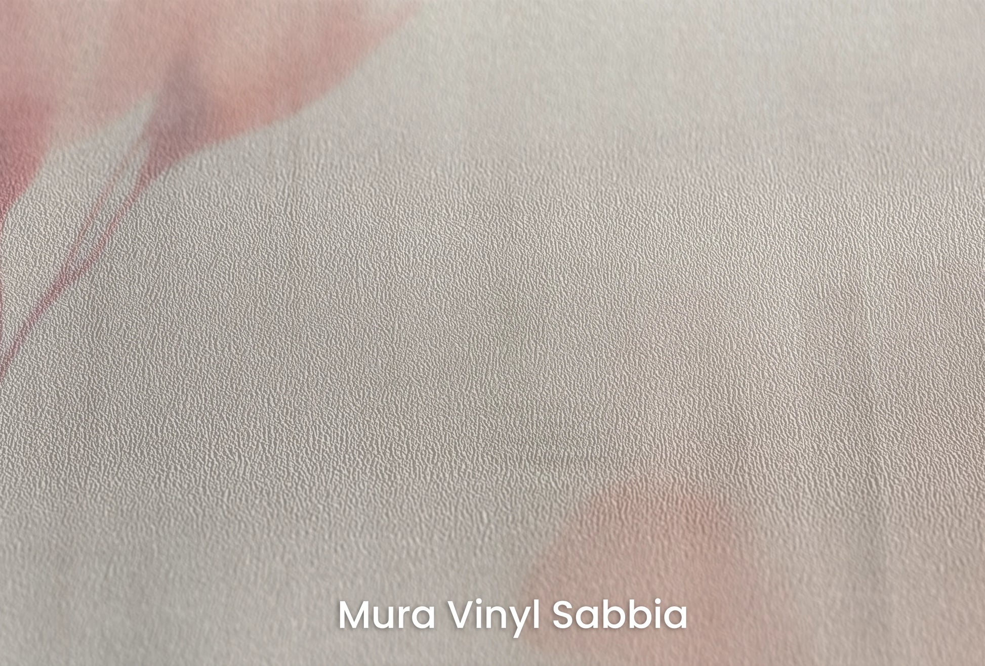 Zbliżenie na artystyczną fototapetę o nazwie Floral Whisper na podłożu Mura Vinyl Sabbia struktura grubego ziarna piasku.