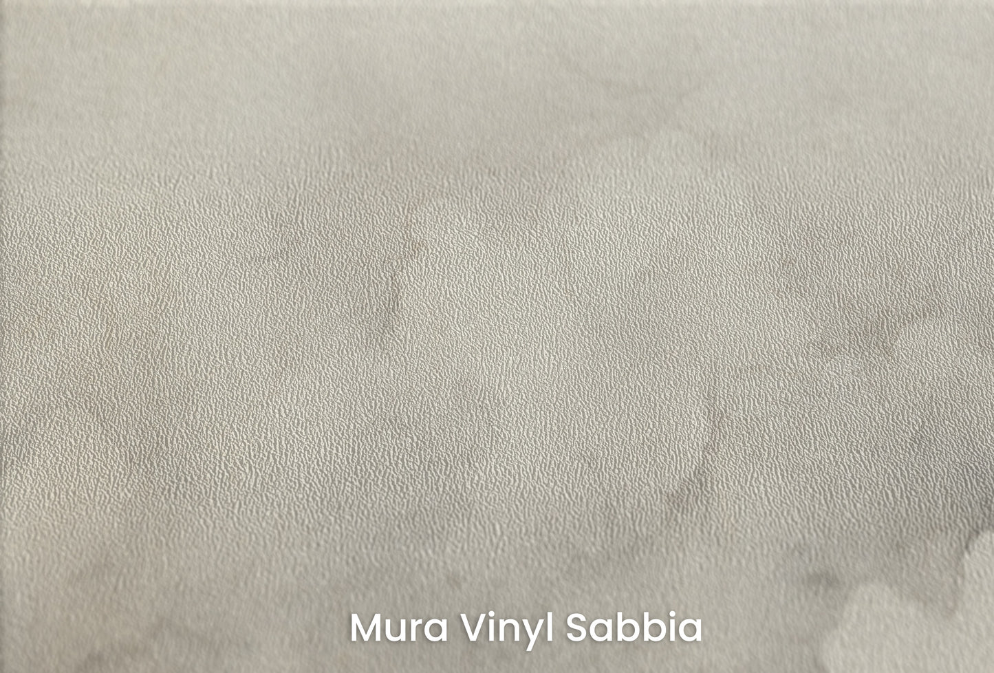 Zbliżenie na artystyczną fototapetę o nazwie CLOUDY WHISPER na podłożu Mura Vinyl Sabbia struktura grubego ziarna piasku.