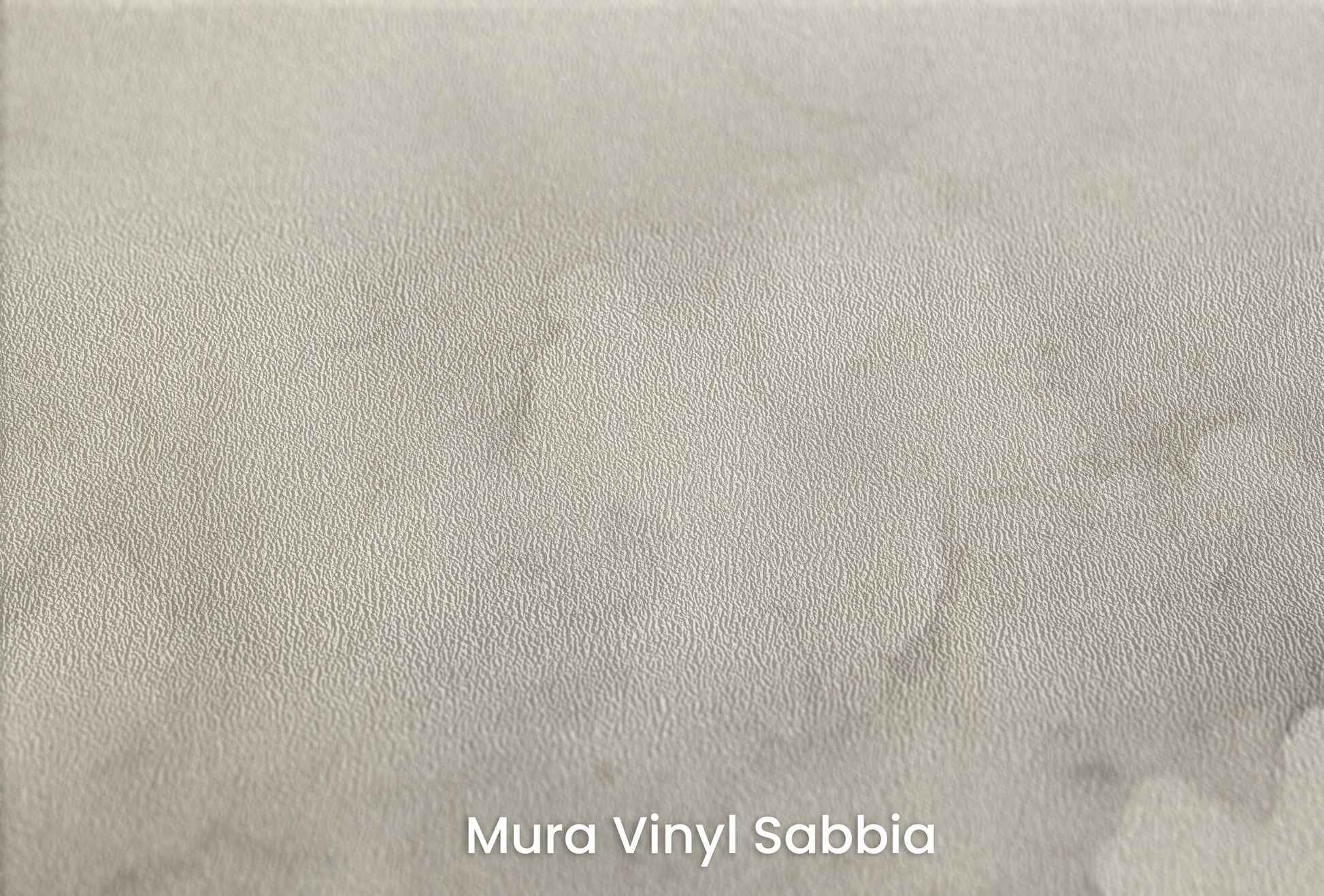 Zbliżenie na artystyczną fototapetę o nazwie CLOUDY WHISPER na podłożu Mura Vinyl Sabbia struktura grubego ziarna piasku.