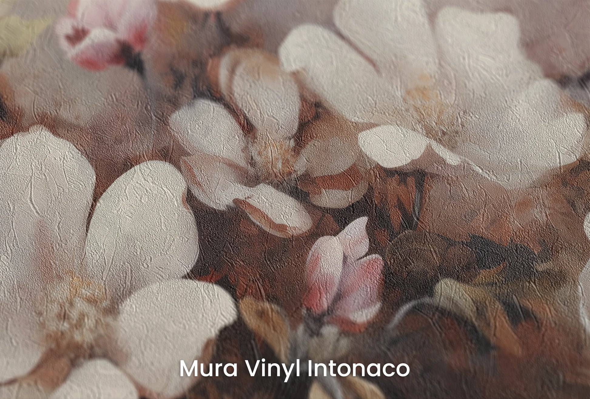 Zbliżenie na artystyczną fototapetę o nazwie Serene Magnolia Haze na podłożu Mura Vinyl Intonaco - struktura tartego tynku.
