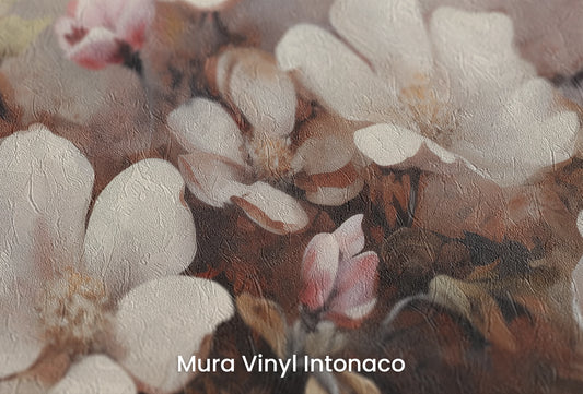 Zbliżenie na artystyczną fototapetę o nazwie Serene Magnolia Haze na podłożu Mura Vinyl Intonaco - struktura tartego tynku.