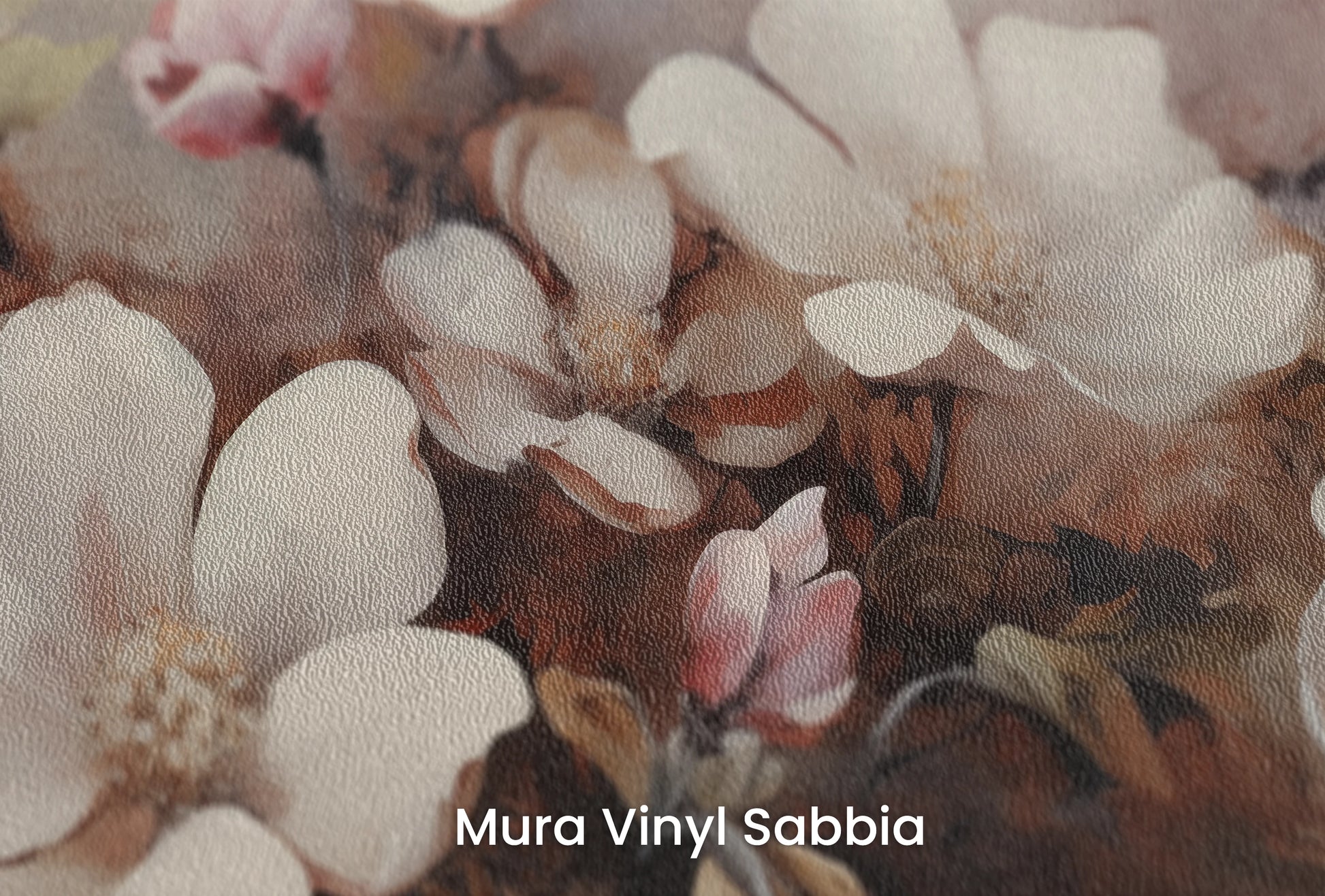 Zbliżenie na artystyczną fototapetę o nazwie Serene Magnolia Haze na podłożu Mura Vinyl Sabbia struktura grubego ziarna piasku.