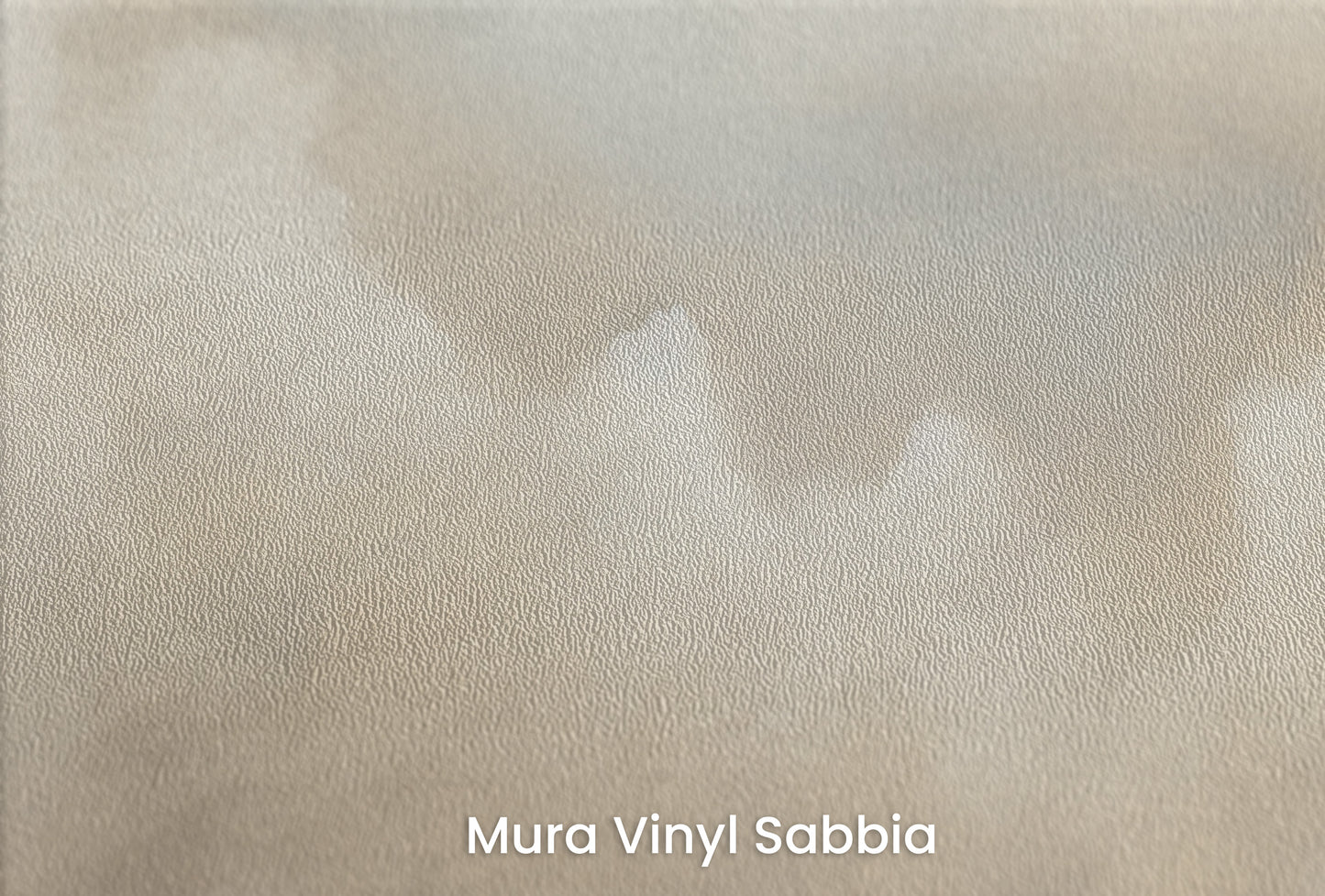Zbliżenie na artystyczną fototapetę o nazwie HEAVENLY GLOW na podłożu Mura Vinyl Sabbia struktura grubego ziarna piasku.