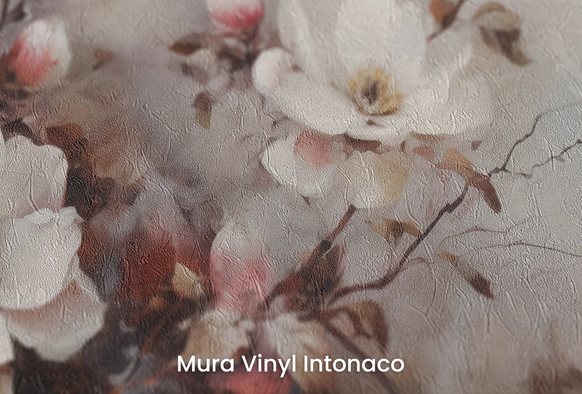 Zbliżenie na artystyczną fototapetę o nazwie Magnolia Smoke na podłożu Mura Vinyl Intonaco - struktura tartego tynku.