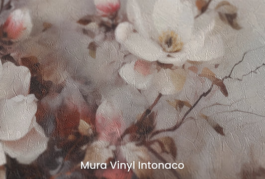 Zbliżenie na artystyczną fototapetę o nazwie Magnolia Smoke na podłożu Mura Vinyl Intonaco - struktura tartego tynku.