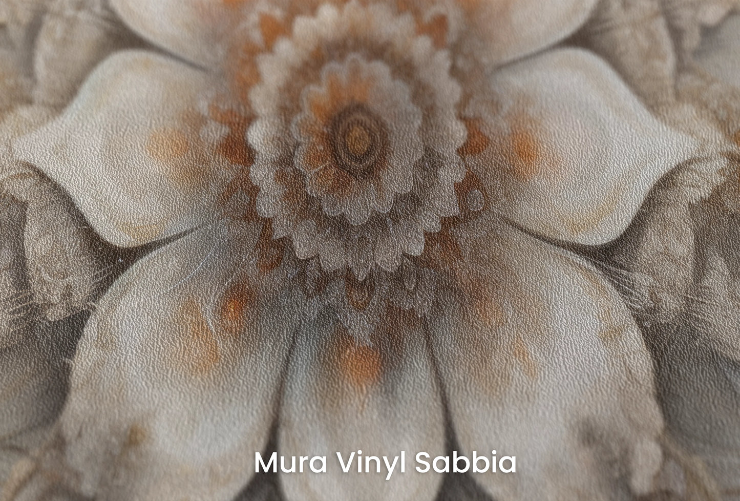 Zbliżenie na artystyczną fototapetę o nazwie Ornate Radiance na podłożu Mura Vinyl Sabbia struktura grubego ziarna piasku.