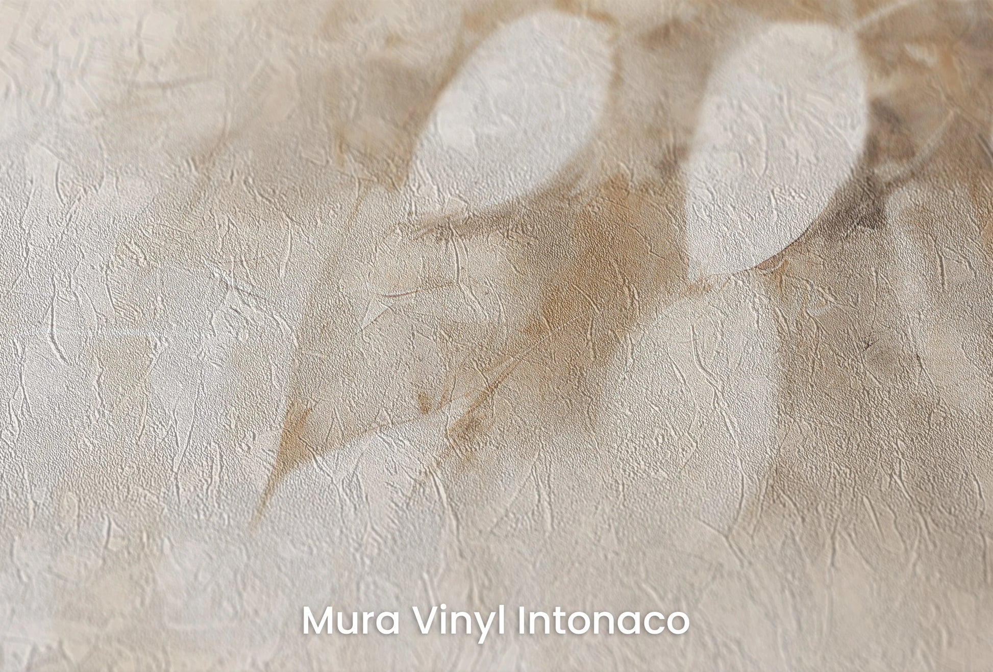 Zbliżenie na artystyczną fototapetę o nazwie Subtle Leaf Symphony na podłożu Mura Vinyl Intonaco - struktura tartego tynku.