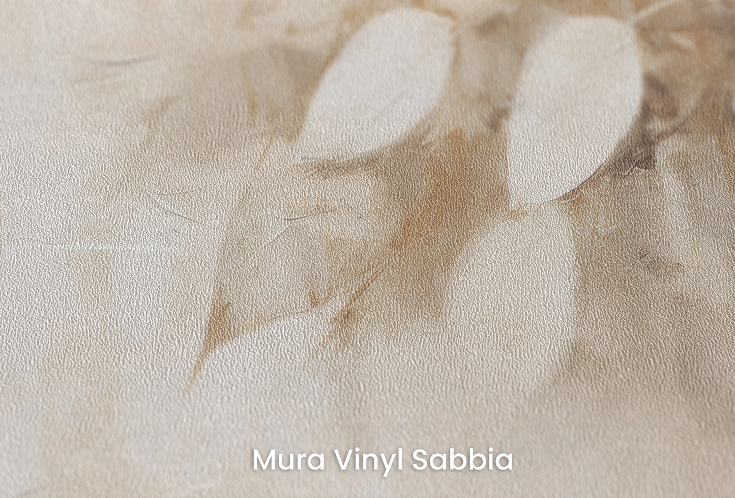 Zbliżenie na artystyczną fototapetę o nazwie Subtle Leaf Symphony na podłożu Mura Vinyl Sabbia struktura grubego ziarna piasku.