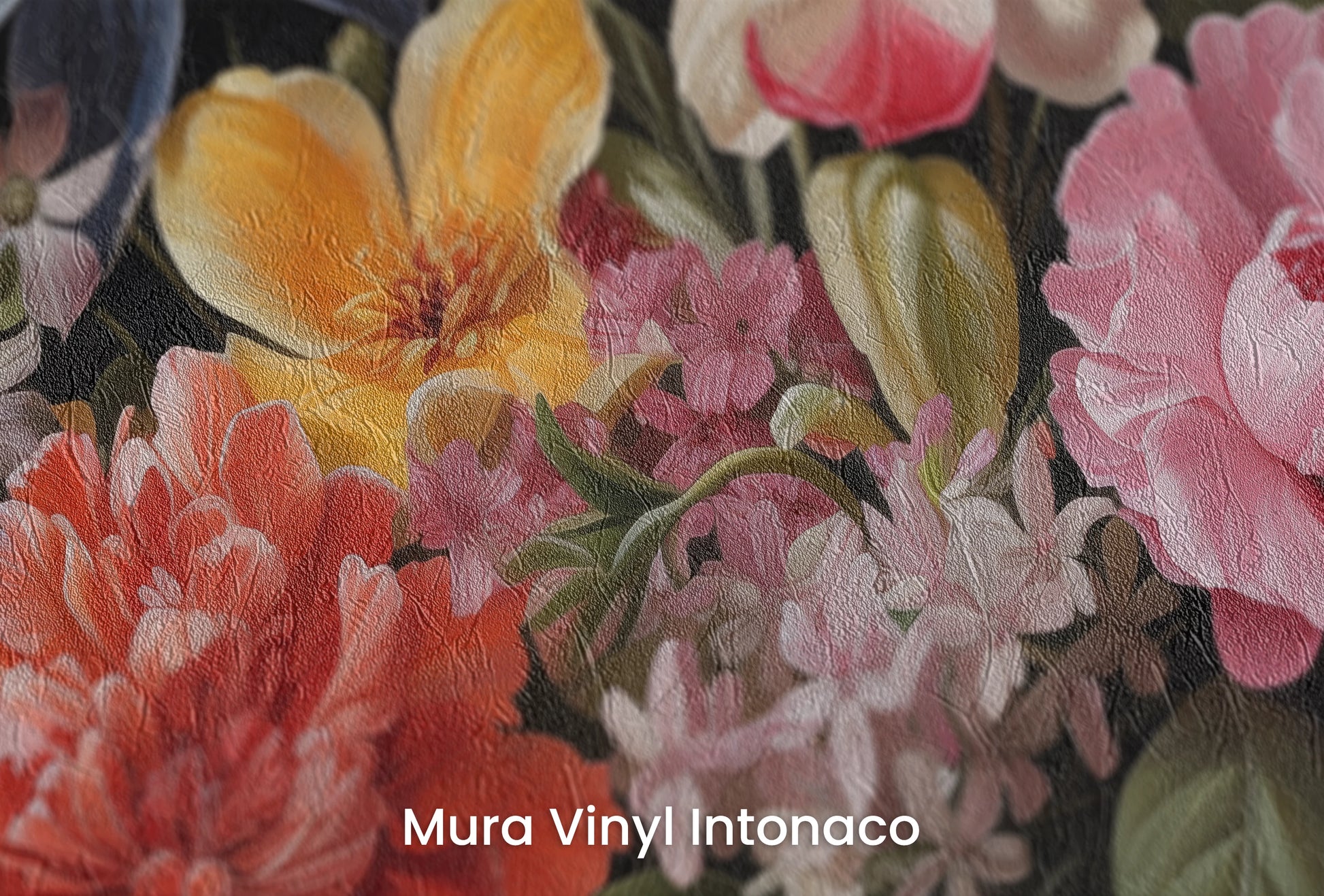 Zbliżenie na artystyczną fototapetę o nazwie Floral Tapestry na podłożu Mura Vinyl Intonaco - struktura tartego tynku.