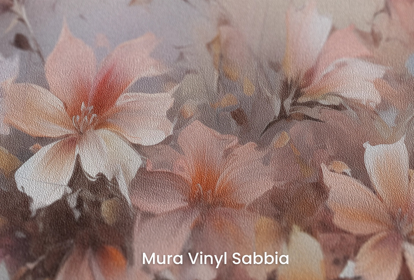 Zbliżenie na artystyczną fototapetę o nazwie Blossom Haze na podłożu Mura Vinyl Sabbia struktura grubego ziarna piasku.