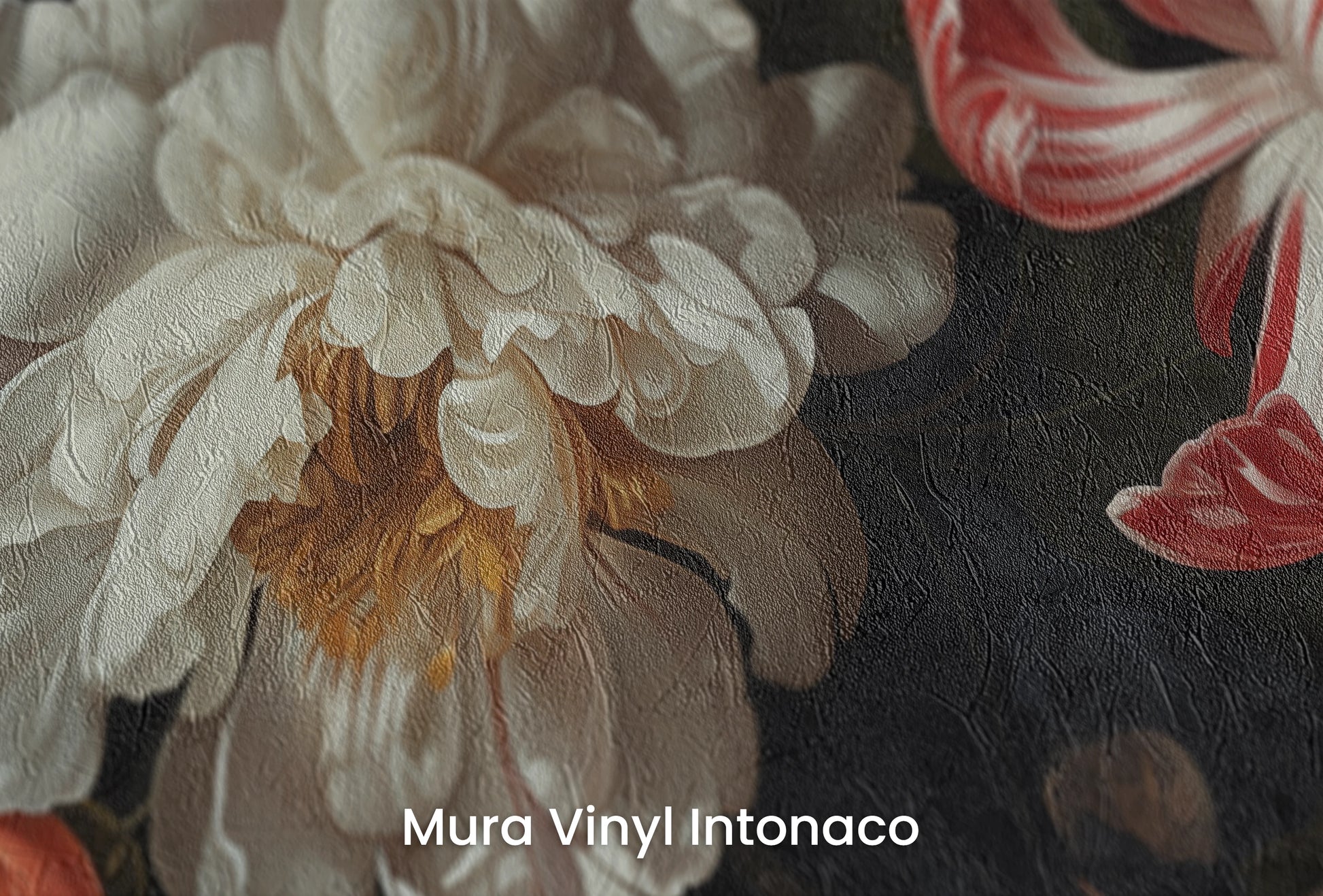 Zbliżenie na artystyczną fototapetę o nazwie Baroque Splendor na podłożu Mura Vinyl Intonaco - struktura tartego tynku.