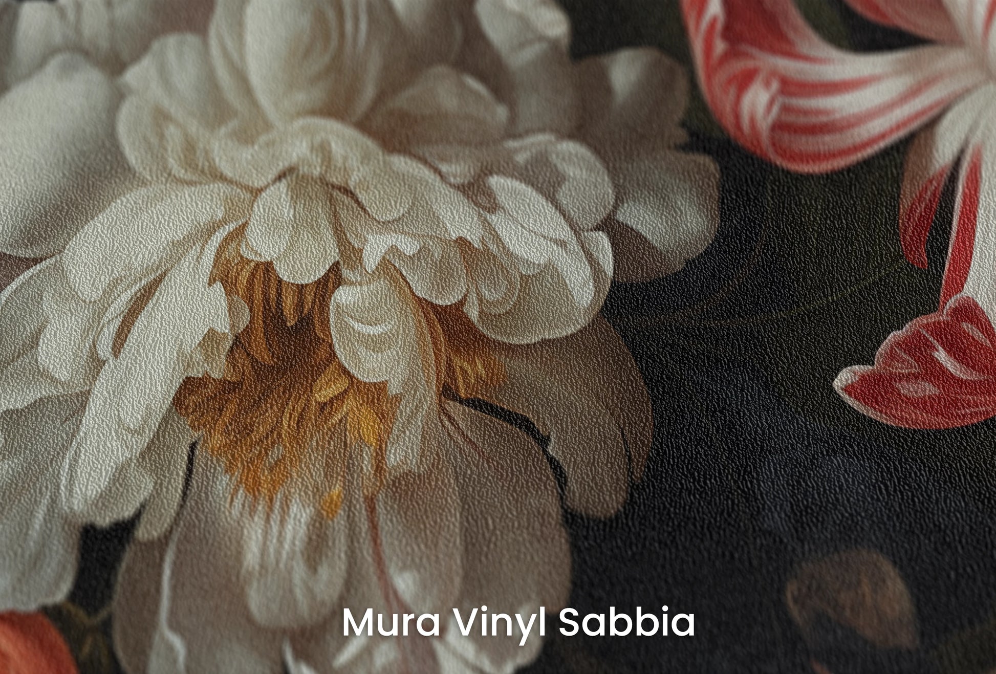 Zbliżenie na artystyczną fototapetę o nazwie Baroque Splendor na podłożu Mura Vinyl Sabbia struktura grubego ziarna piasku.