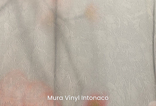 Zbliżenie na artystyczną fototapetę o nazwie Morning Blush na podłożu Mura Vinyl Intonaco - struktura tartego tynku.