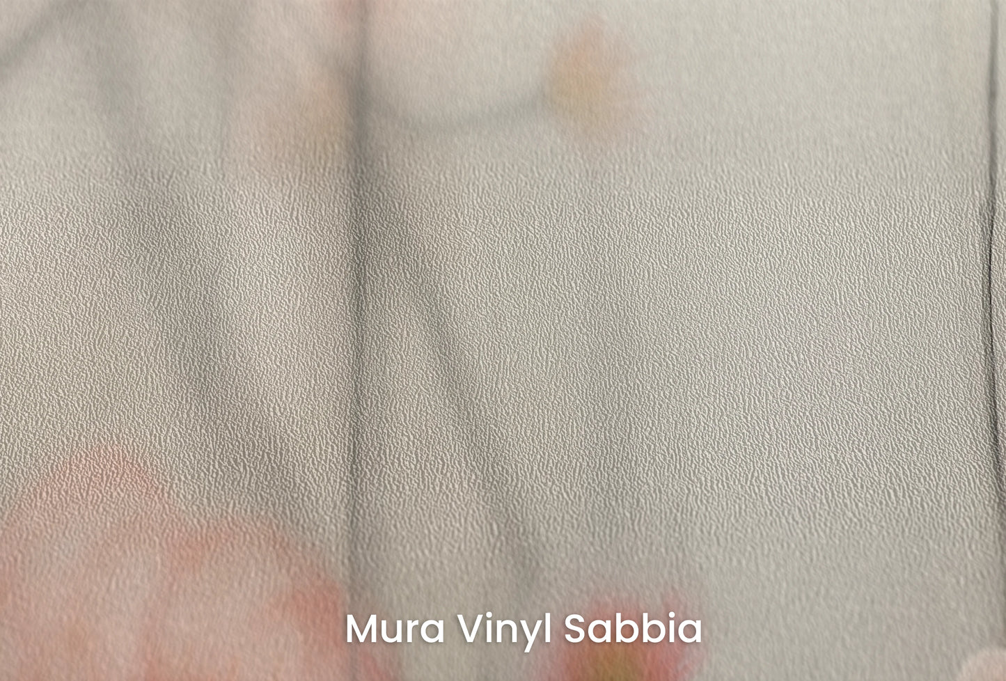 Zbliżenie na artystyczną fototapetę o nazwie Morning Blush na podłożu Mura Vinyl Sabbia struktura grubego ziarna piasku.