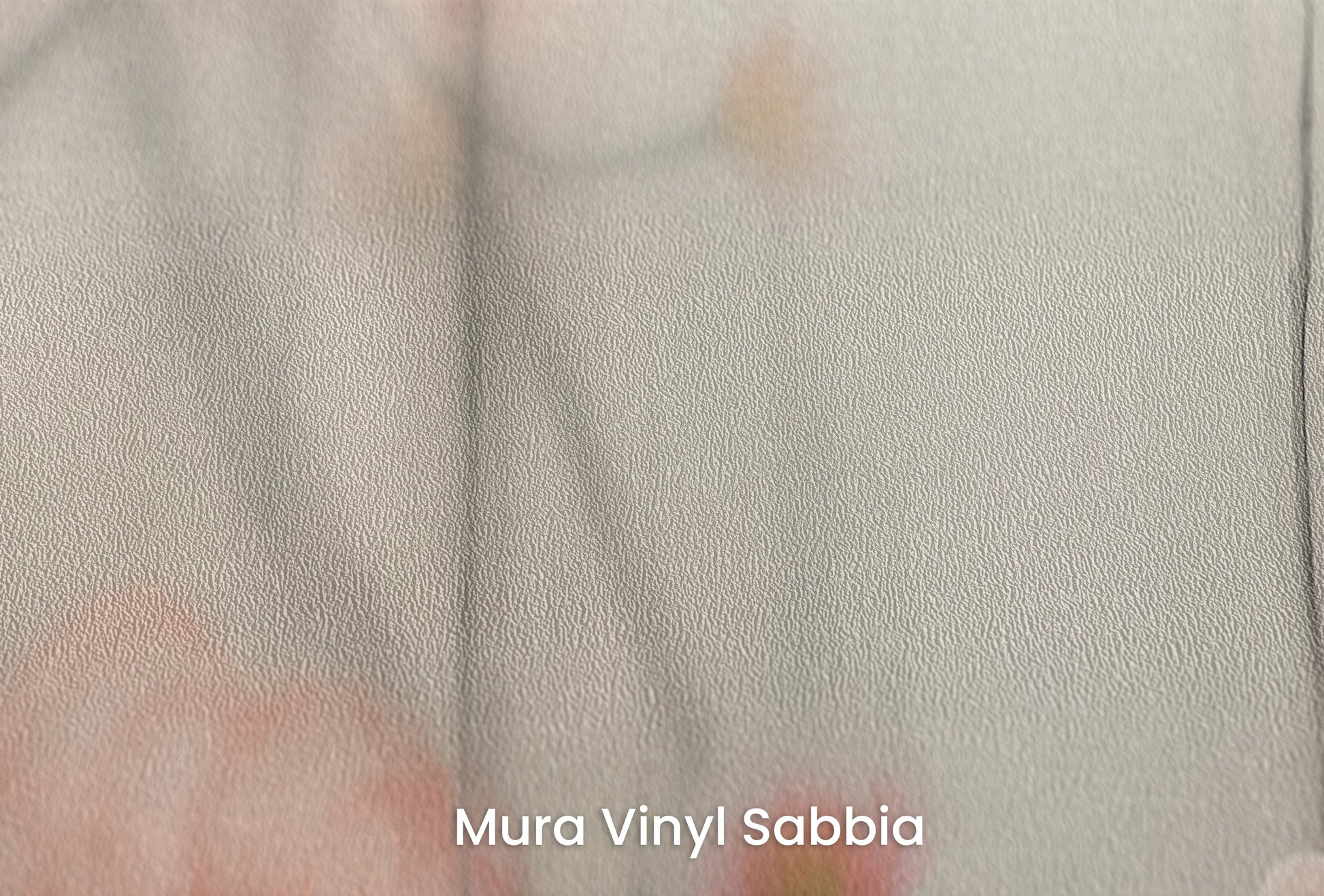 Zbliżenie na artystyczną fototapetę o nazwie Morning Blush na podłożu Mura Vinyl Sabbia struktura grubego ziarna piasku.