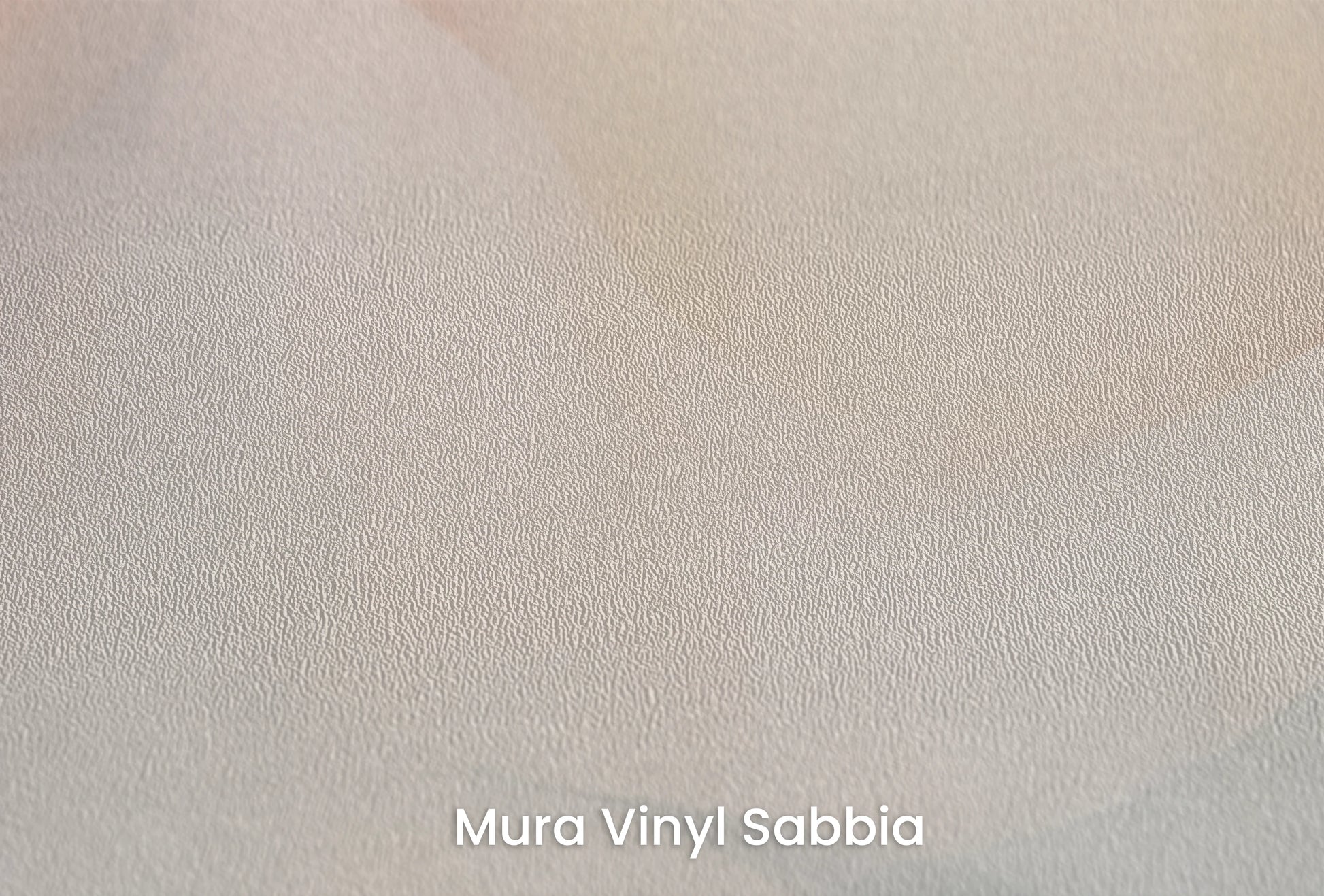 Zbliżenie na artystyczną fototapetę o nazwie Abstract Mingle na podłożu Mura Vinyl Sabbia struktura grubego ziarna piasku.
