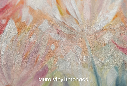 Zbliżenie na artystyczną fototapetę o nazwie Radiant Petal Fusion na podłożu Mura Vinyl Intonaco - struktura tartego tynku.