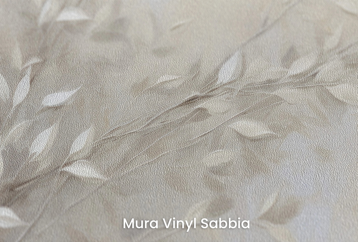 Zbliżenie na artystyczną fototapetę o nazwie Tranquil Twigs na podłożu Mura Vinyl Sabbia struktura grubego ziarna piasku.