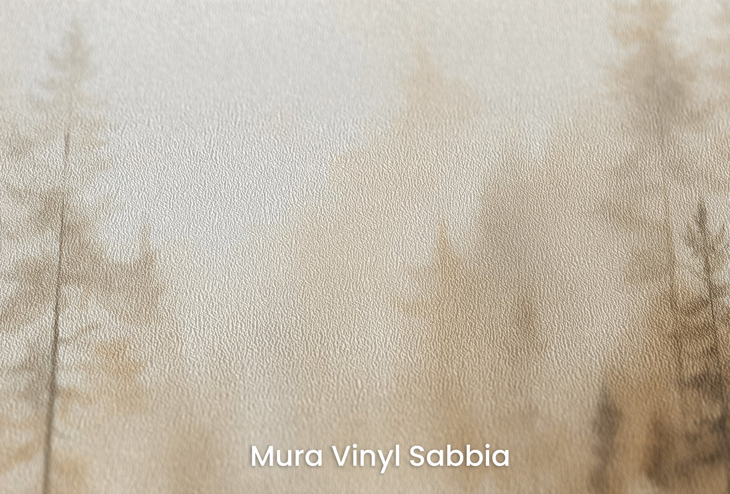 Zbliżenie na artystyczną fototapetę o nazwie GLOWING MIST FOREST PATH MURAL na podłożu Mura Vinyl Sabbia struktura grubego ziarna piasku.