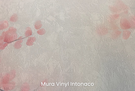 Zbliżenie na artystyczną fototapetę o nazwie Warm Embrace na podłożu Mura Vinyl Intonaco - struktura tartego tynku.