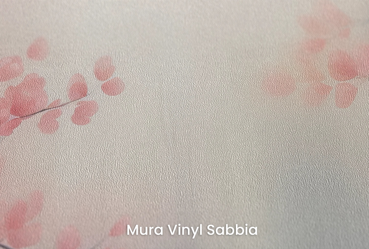 Zbliżenie na artystyczną fototapetę o nazwie Warm Embrace na podłożu Mura Vinyl Sabbia struktura grubego ziarna piasku.