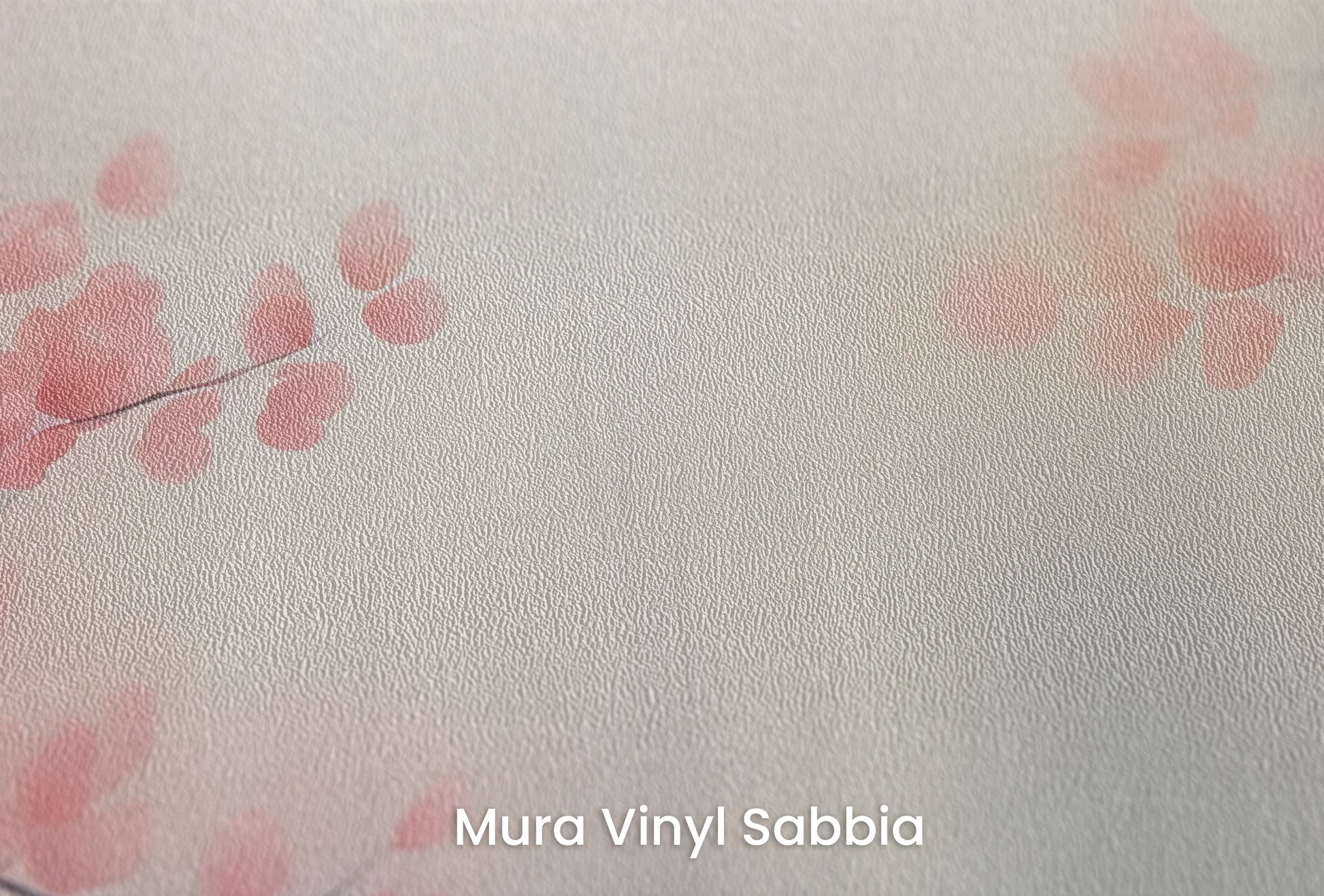 Zbliżenie na artystyczną fototapetę o nazwie Warm Embrace na podłożu Mura Vinyl Sabbia struktura grubego ziarna piasku.