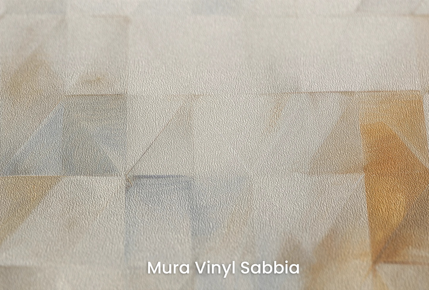 Zbliżenie na artystyczną fototapetę o nazwie Geometric Tranquility na podłożu Mura Vinyl Sabbia struktura grubego ziarna piasku.