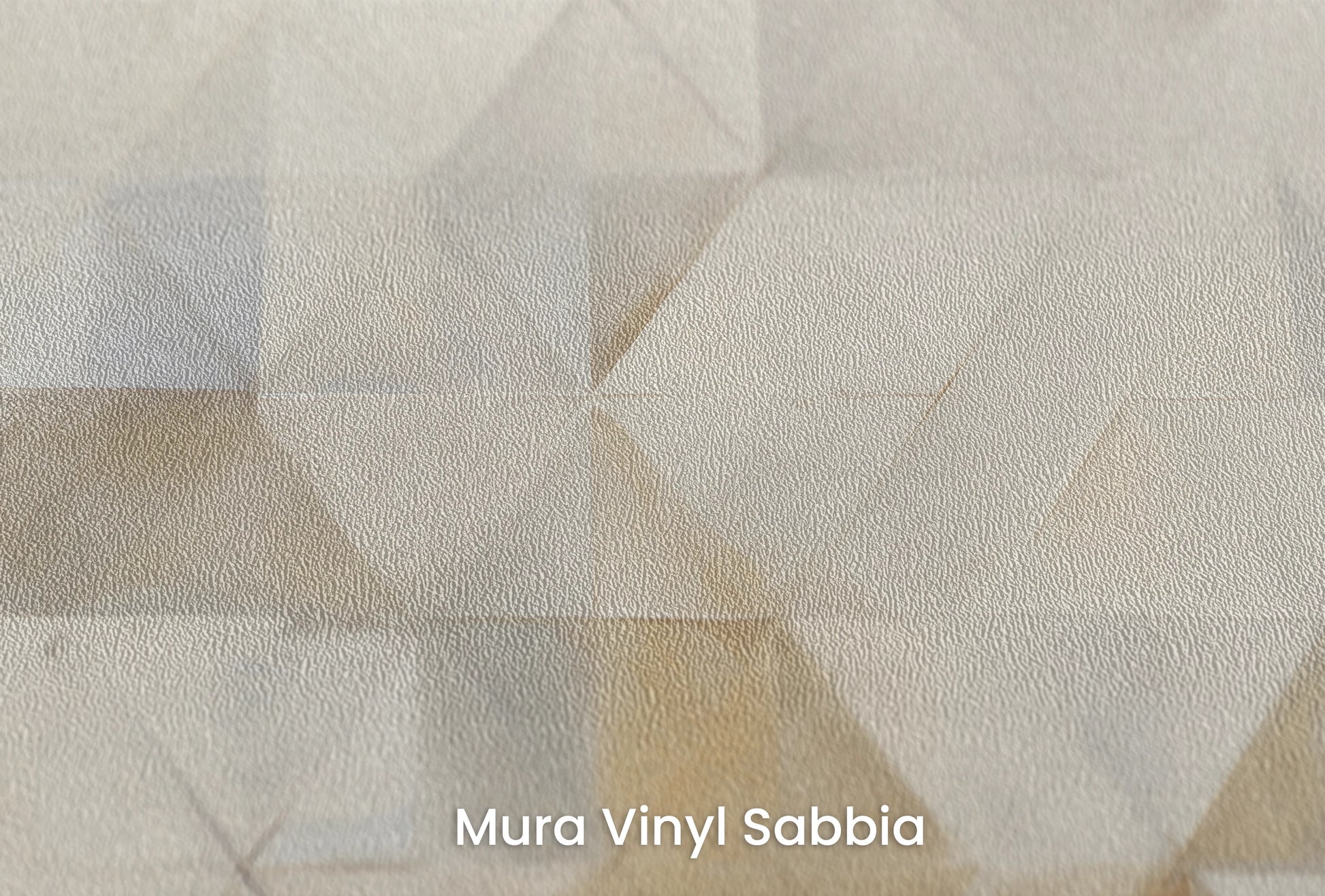 Zbliżenie na artystyczną fototapetę o nazwie Soft Geometric Play na podłożu Mura Vinyl Sabbia struktura grubego ziarna piasku.