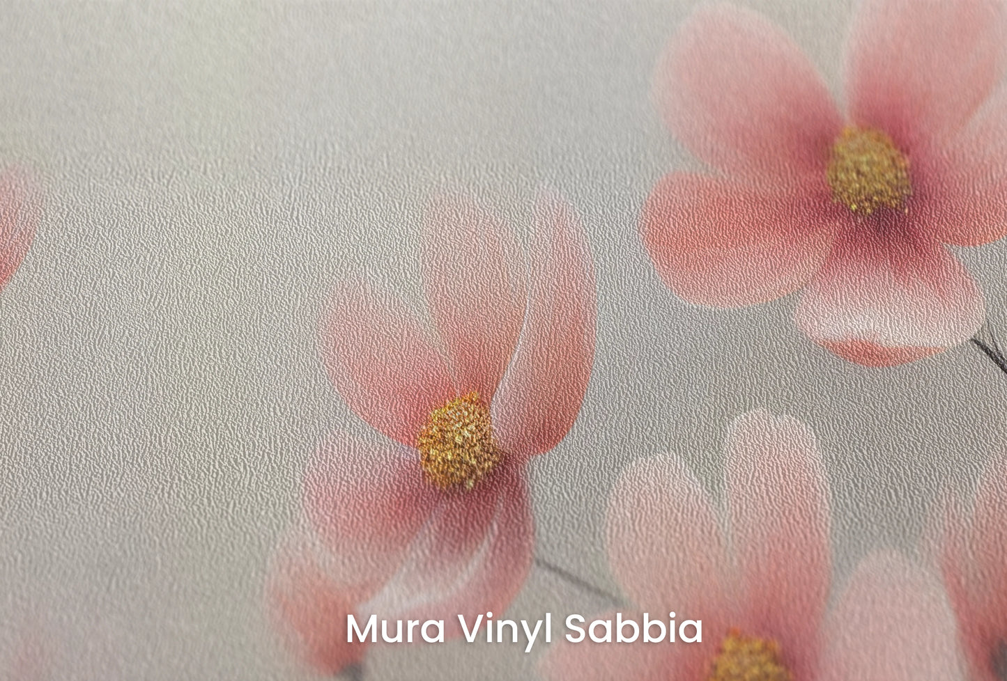 Zbliżenie na artystyczną fototapetę o nazwie Petal Tranquility na podłożu Mura Vinyl Sabbia struktura grubego ziarna piasku.