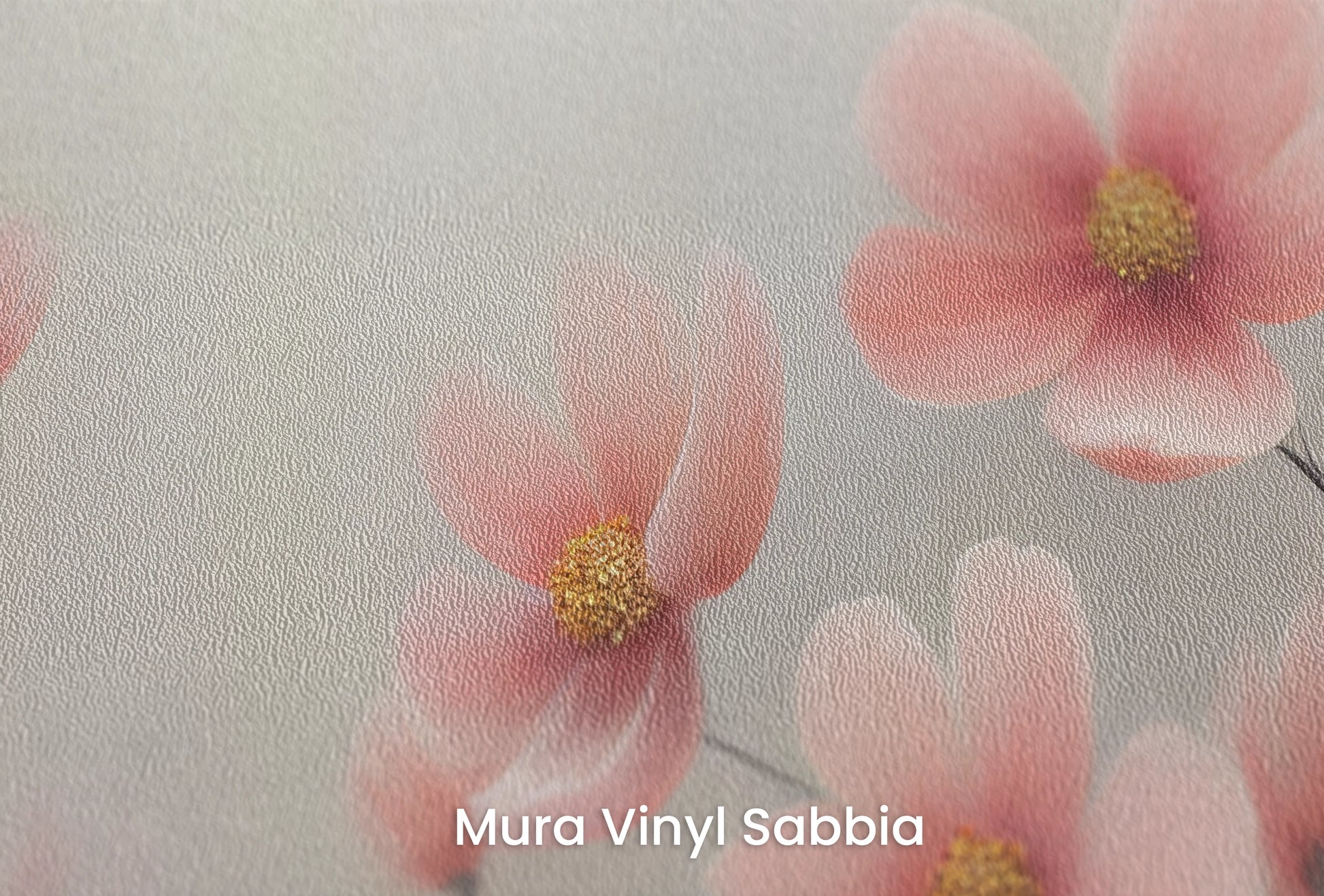 Zbliżenie na artystyczną fototapetę o nazwie Petal Tranquility na podłożu Mura Vinyl Sabbia struktura grubego ziarna piasku.