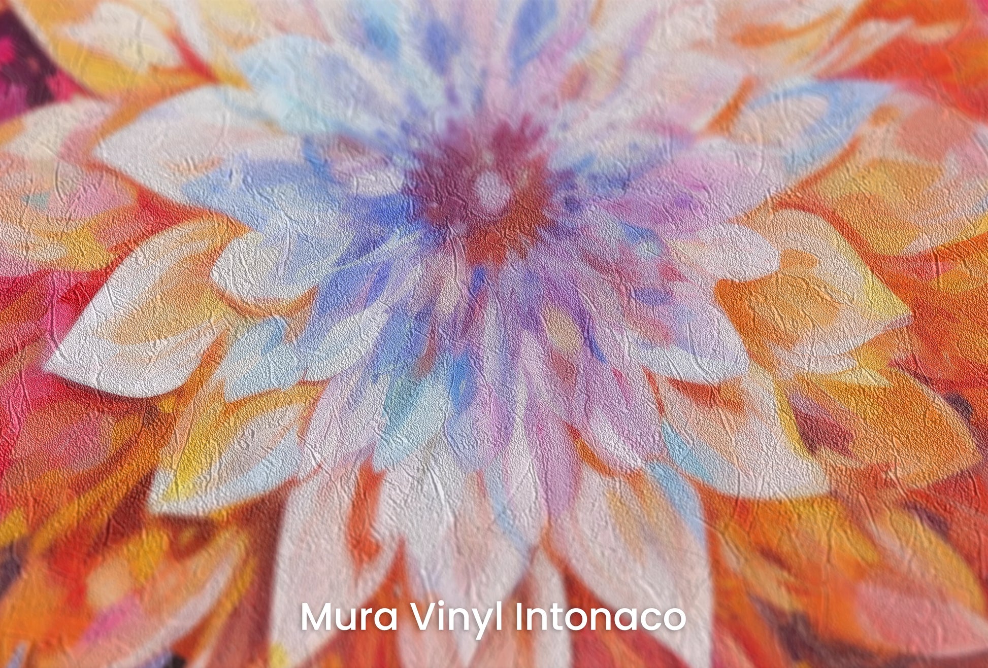 Zbliżenie na artystyczną fototapetę o nazwie Radiant Bloom na podłożu Mura Vinyl Intonaco - struktura tartego tynku.