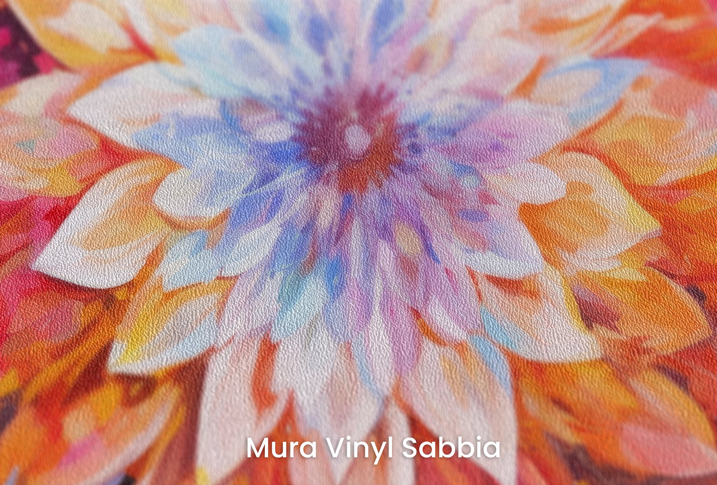 Zbliżenie na artystyczną fototapetę o nazwie Radiant Bloom na podłożu Mura Vinyl Sabbia struktura grubego ziarna piasku.