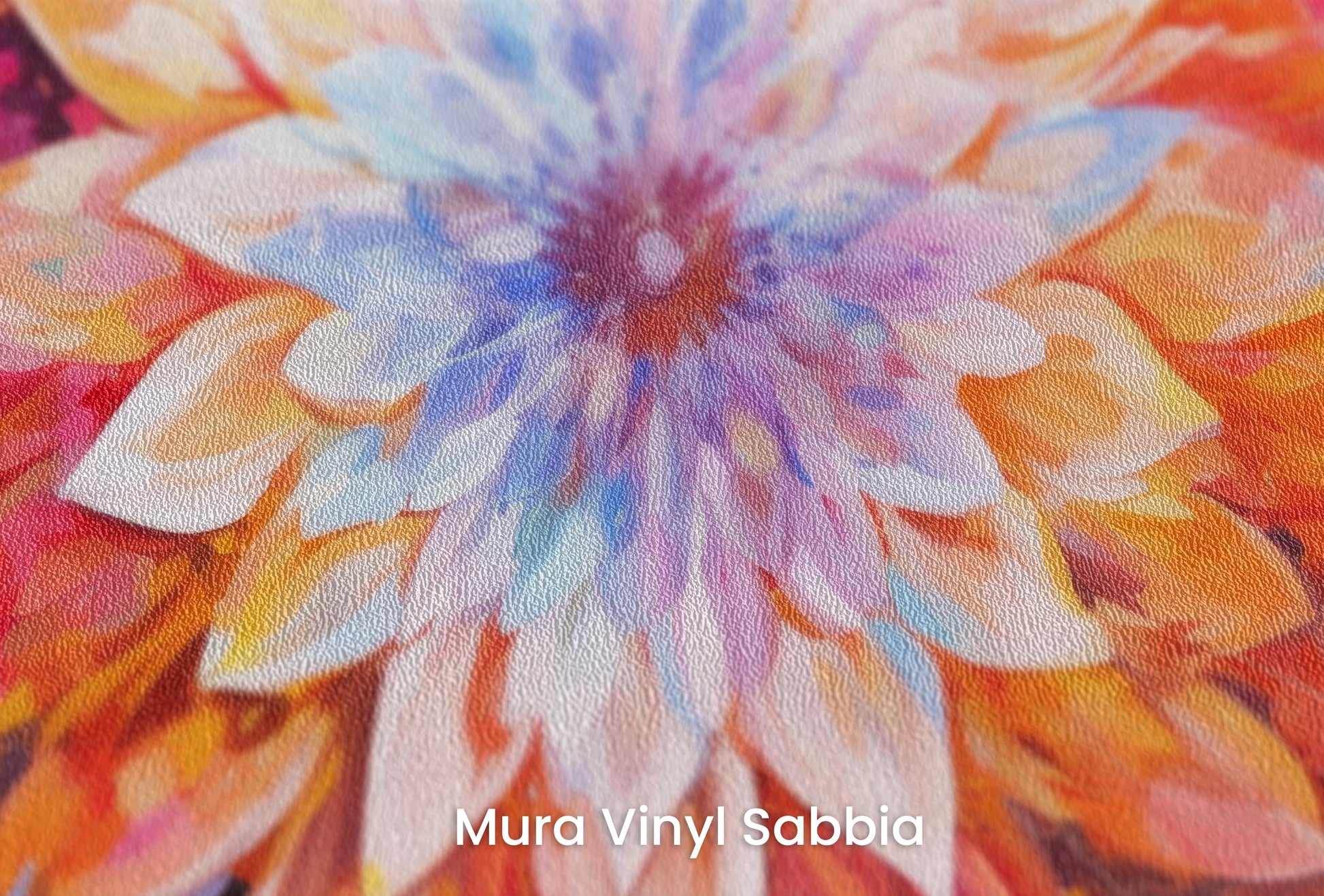 Zbliżenie na artystyczną fototapetę o nazwie Radiant Bloom na podłożu Mura Vinyl Sabbia struktura grubego ziarna piasku.