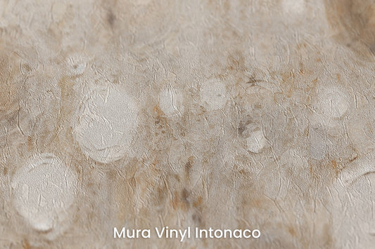 Zbliżenie na artystyczną fototapetę o nazwie ANCIENT SOLAR WHISPERS na podłożu Mura Vinyl Intonaco - struktura tartego tynku.