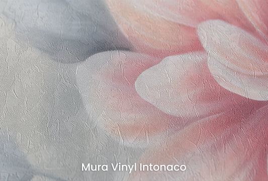 Zbliżenie na artystyczną fototapetę o nazwie Pink Blossom Dance na podłożu Mura Vinyl Intonaco - struktura tartego tynku.