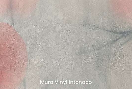 Zbliżenie na artystyczną fototapetę o nazwie Misty Flora Softness na podłożu Mura Vinyl Intonaco - struktura tartego tynku.