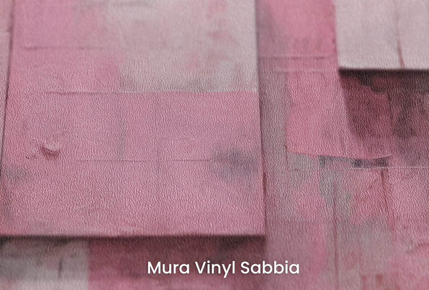 Zbliżenie na artystyczną fototapetę o nazwie Pink Bricks na podłożu Mura Vinyl Sabbia struktura grubego ziarna piasku.