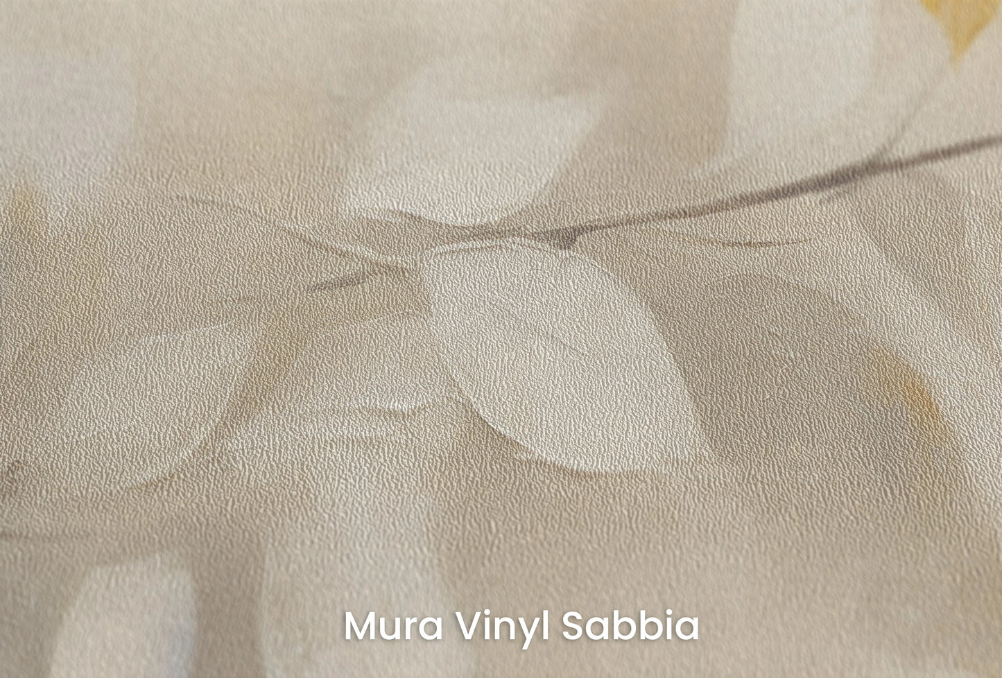 Zbliżenie na artystyczną fototapetę o nazwie Golden Whisper na podłożu Mura Vinyl Sabbia struktura grubego ziarna piasku.