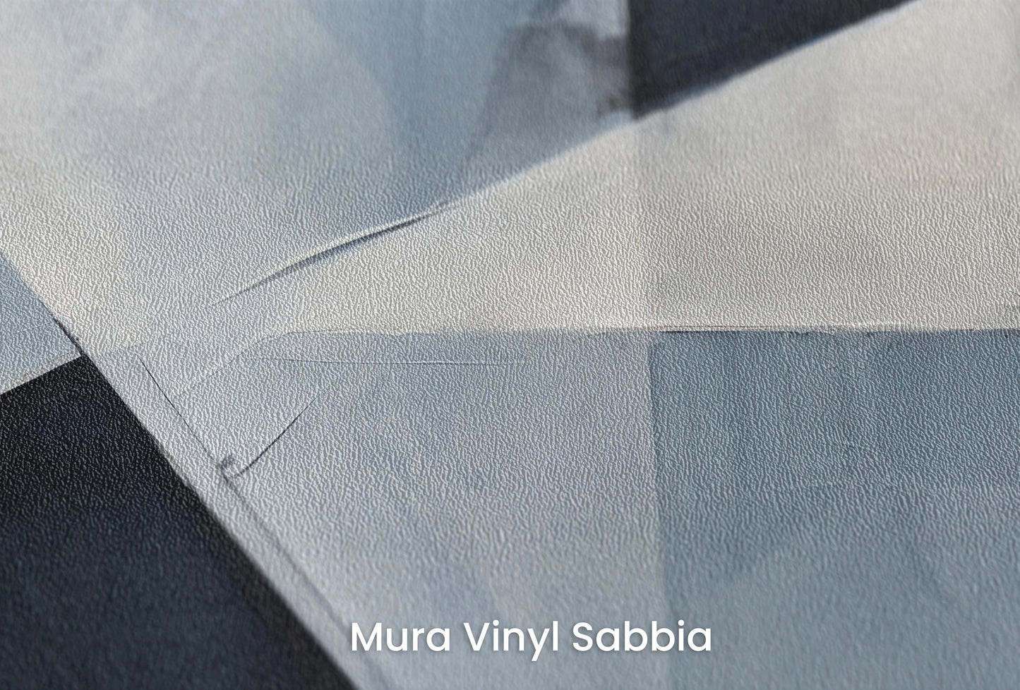 Zbliżenie na artystyczną fototapetę o nazwie Geometric Harmony na podłożu Mura Vinyl Sabbia struktura grubego ziarna piasku.